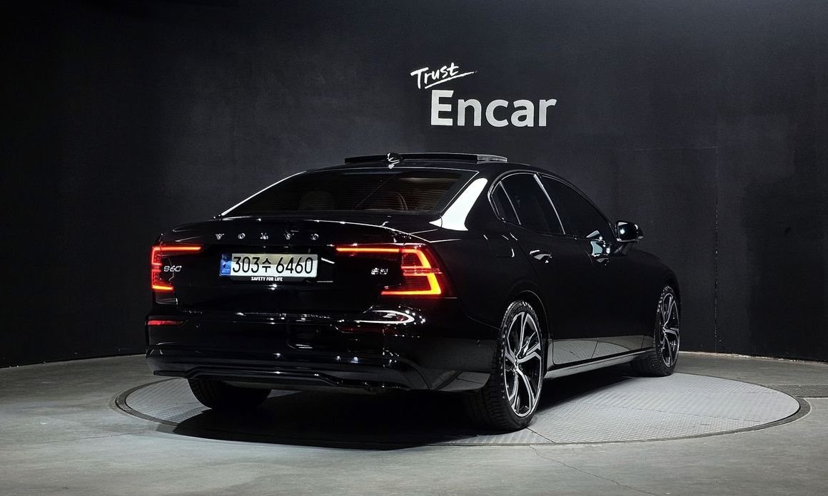 Volvo S60 B5 Ultimate Dark, 2024