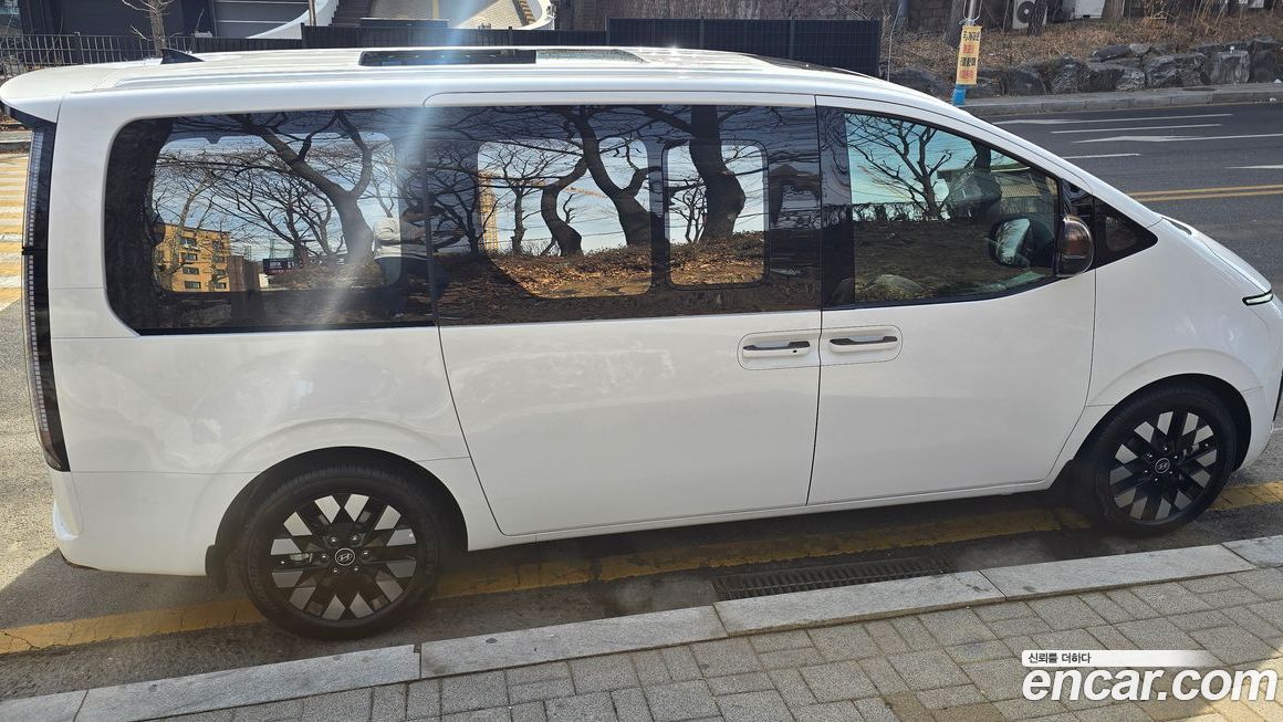 Hyundai Staria 4WD Lounge 7-Seater, 2025