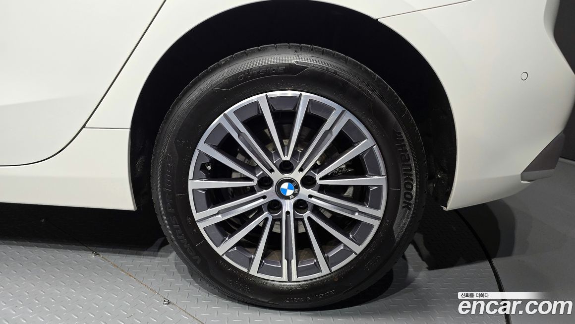 BMW 2-Series 220i Luxury, 2023