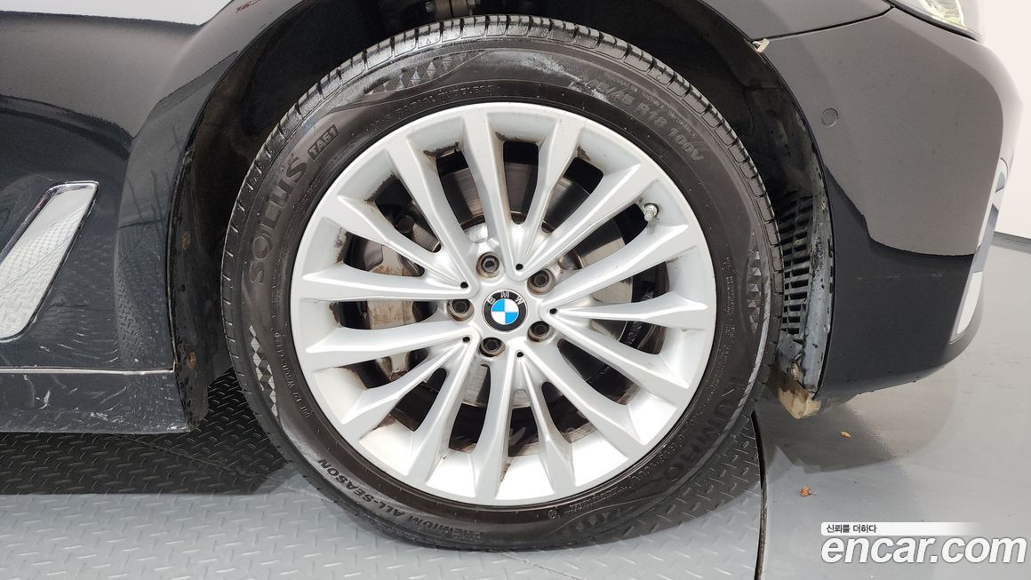 BMW 5-Series 530i Luxury, 2022