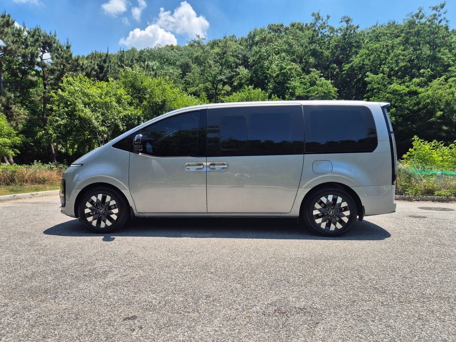 Hyundai Staria Lounge 9-Seater, 2022