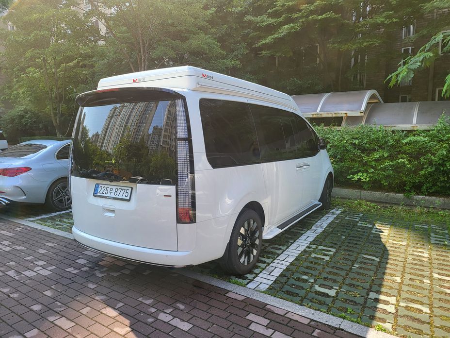 Hyundai Staria 4WD Lounge 9-Seater, 2025