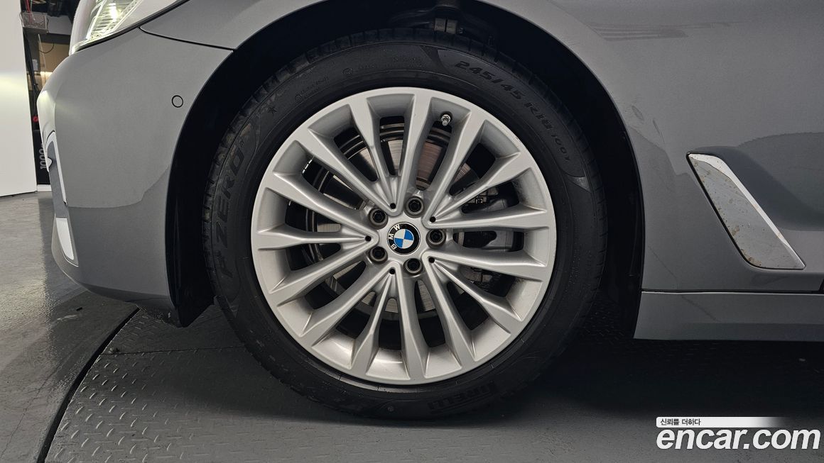 BMW 5-Series 520i Luxury, 2023