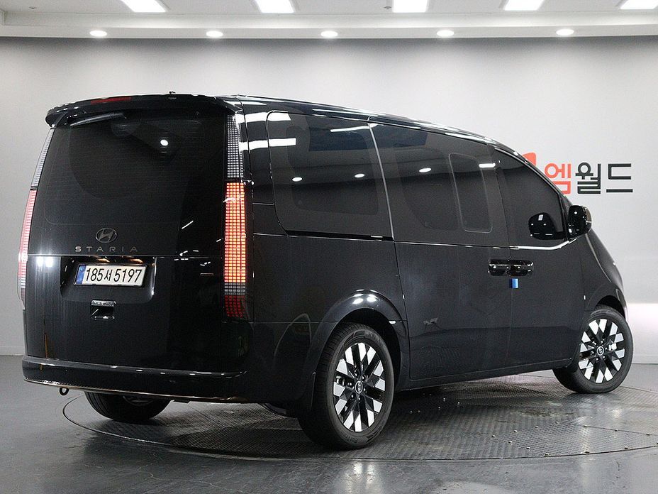 Hyundai Staria 4WD Lounge 7-Seater, 2025
