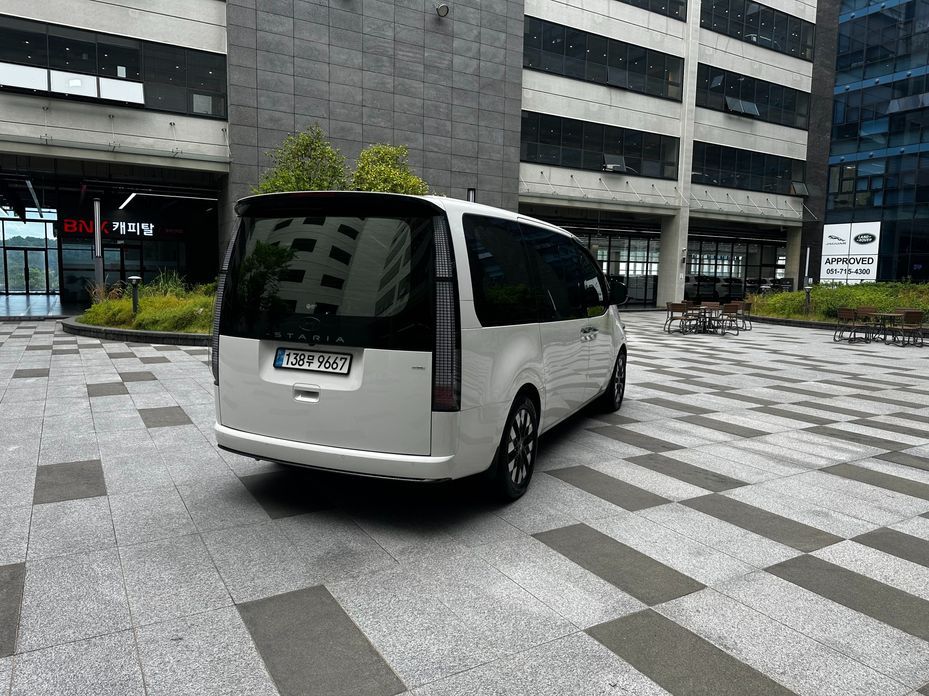 Hyundai Staria 4WD Lounge 9-Seater, 2025