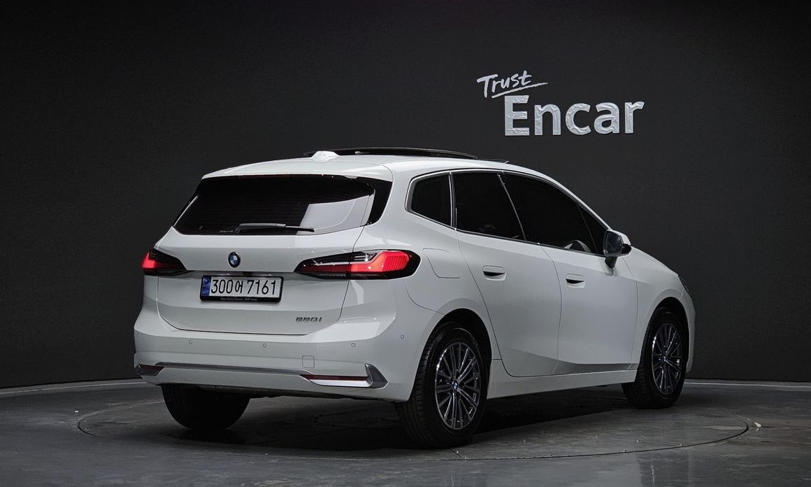 BMW 2-Series 220i Luxury, 2023