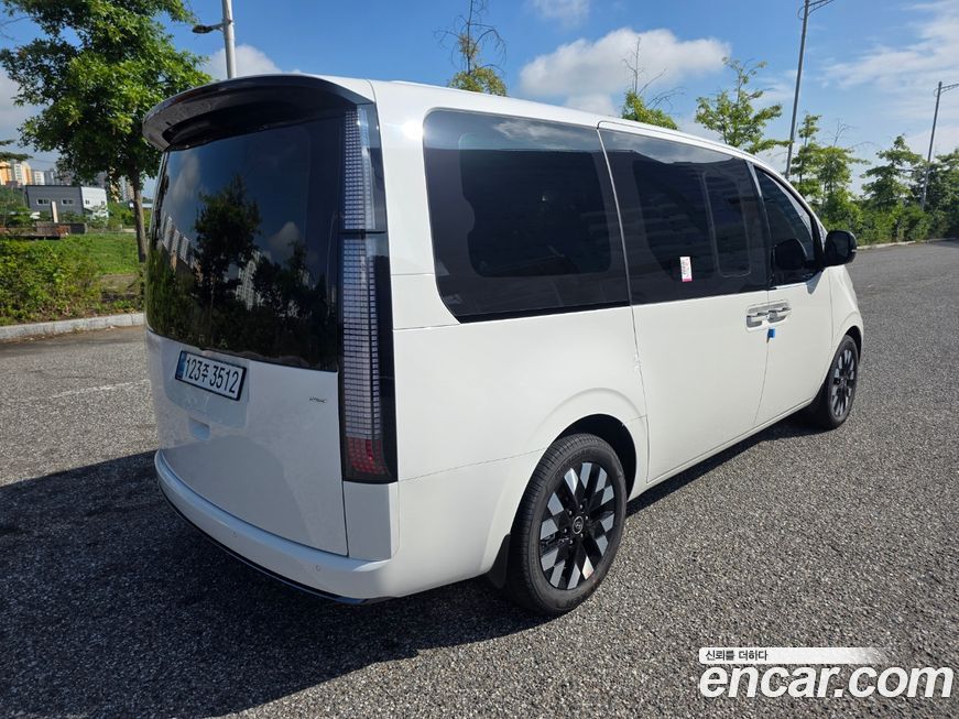 Hyundai Staria 4WD Lounge 7-Seater, 2025