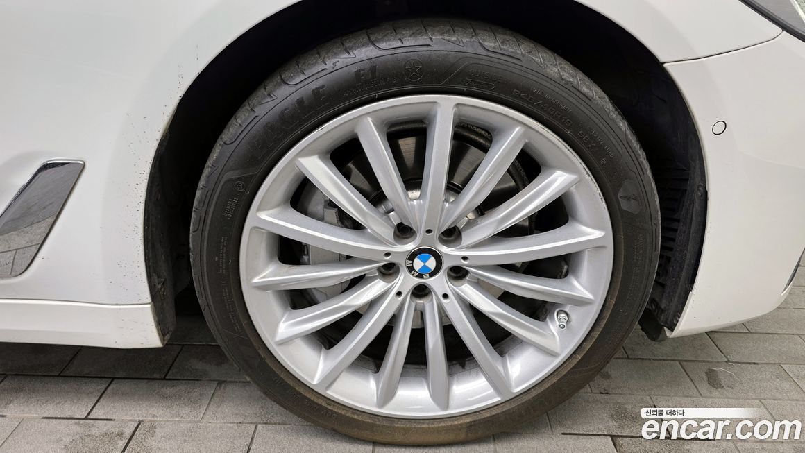 BMW 5-Series 530i Luxury, 2023