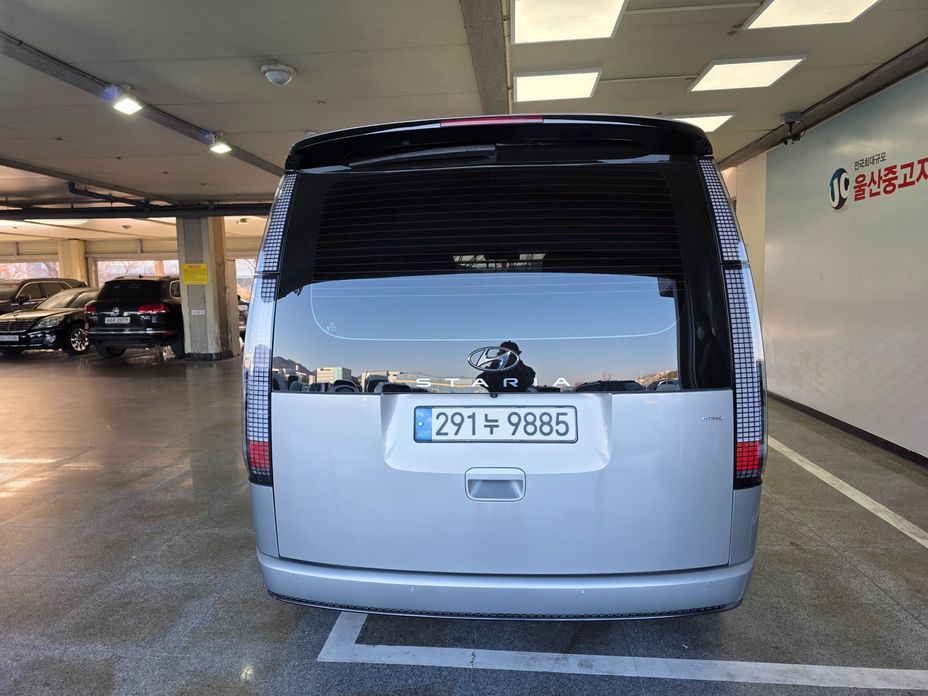 Hyundai Staria 4WD Lounge 7-Seater, 2024