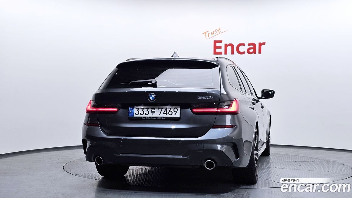 BMW 3-Series 320i Touring M Sports, 2022