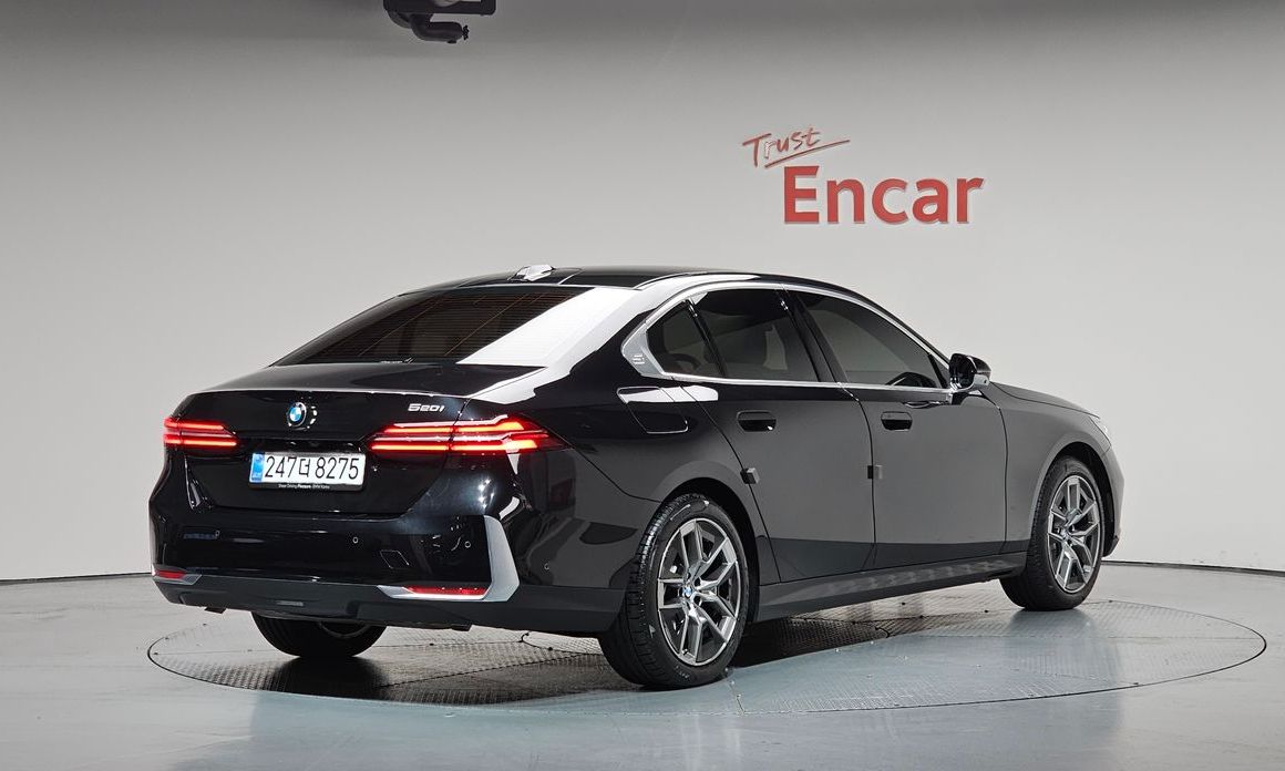 BMW 5-Series 520i, 2025