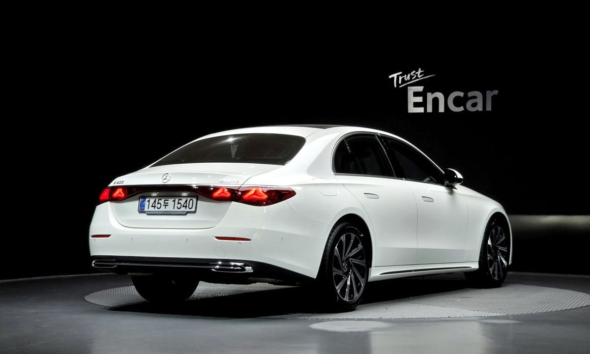 Mercedes-Benz E-Class E300 4MATIC Exclusive, 2025