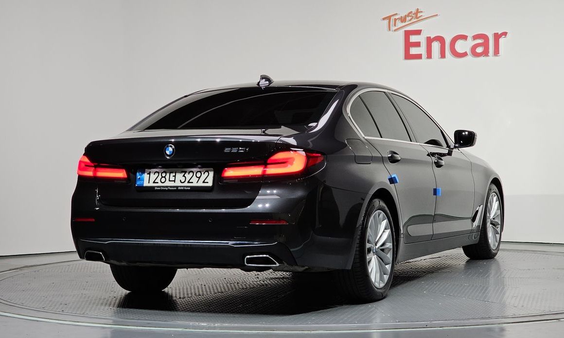 BMW 5-Series 520i Luxury, 2022
