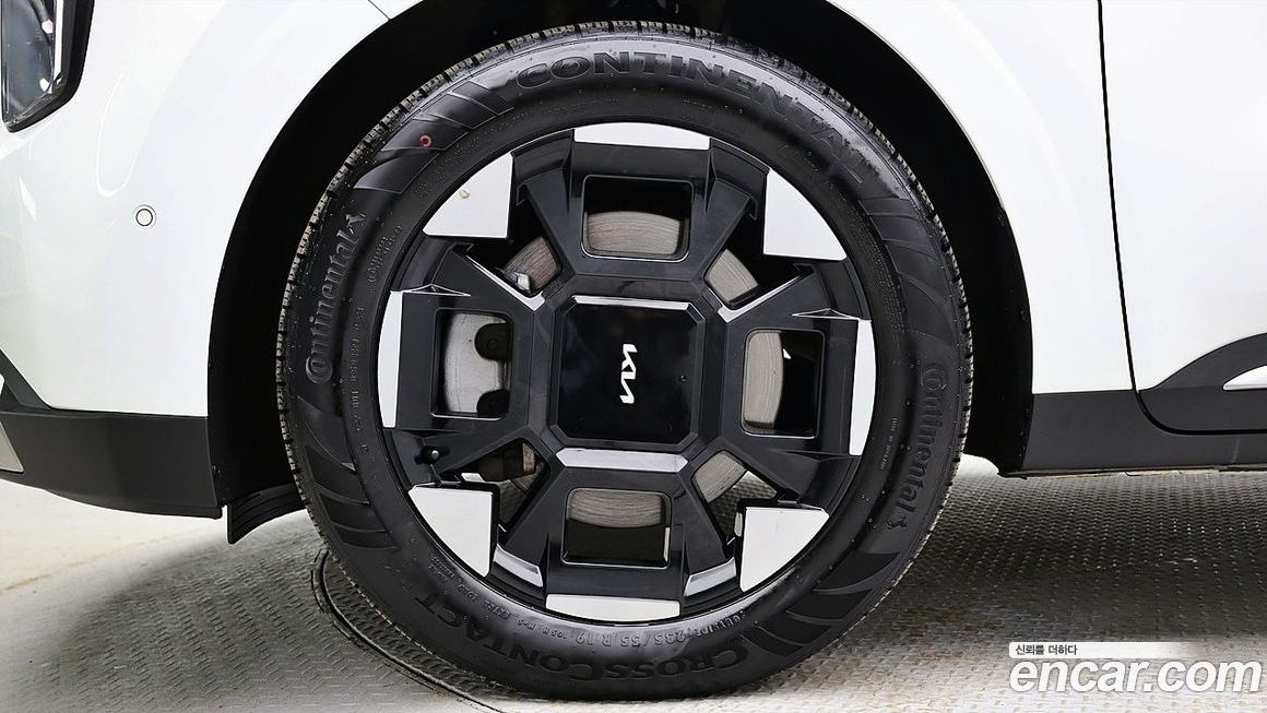 Kia Carnival 9-Seater Signature, 2024
