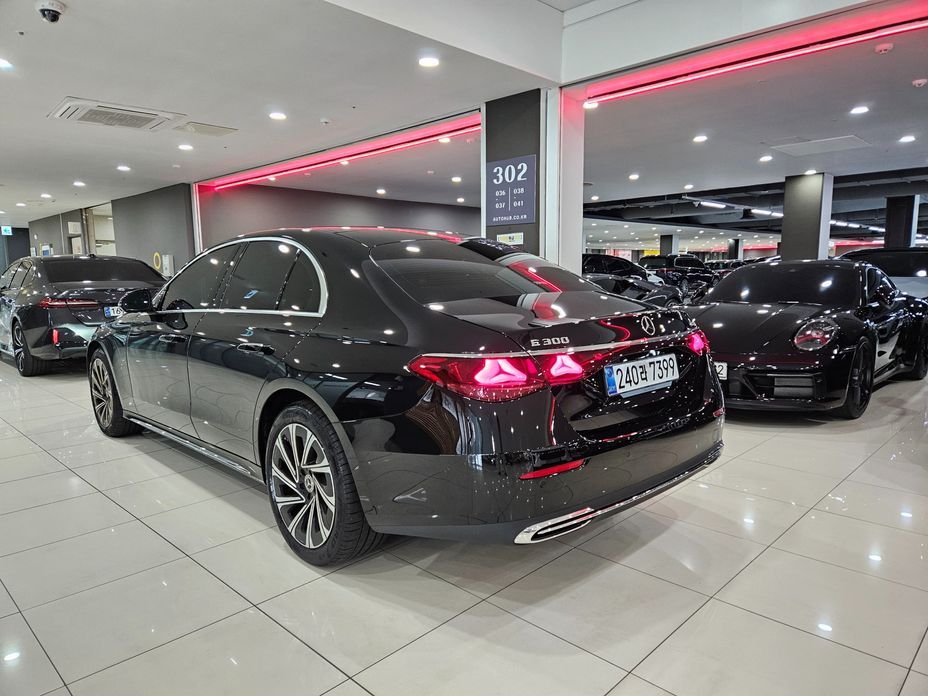 Mercedes-Benz E-Class E300 4MATIC Exclusive, 2025