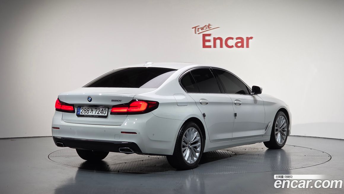 BMW 5-Series 520i Luxury, 2022
