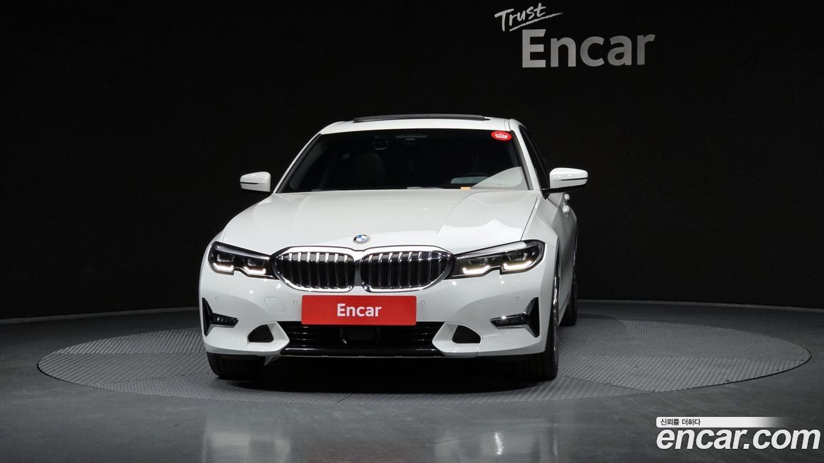 BMW 3-Series 320i Luxury, 2022