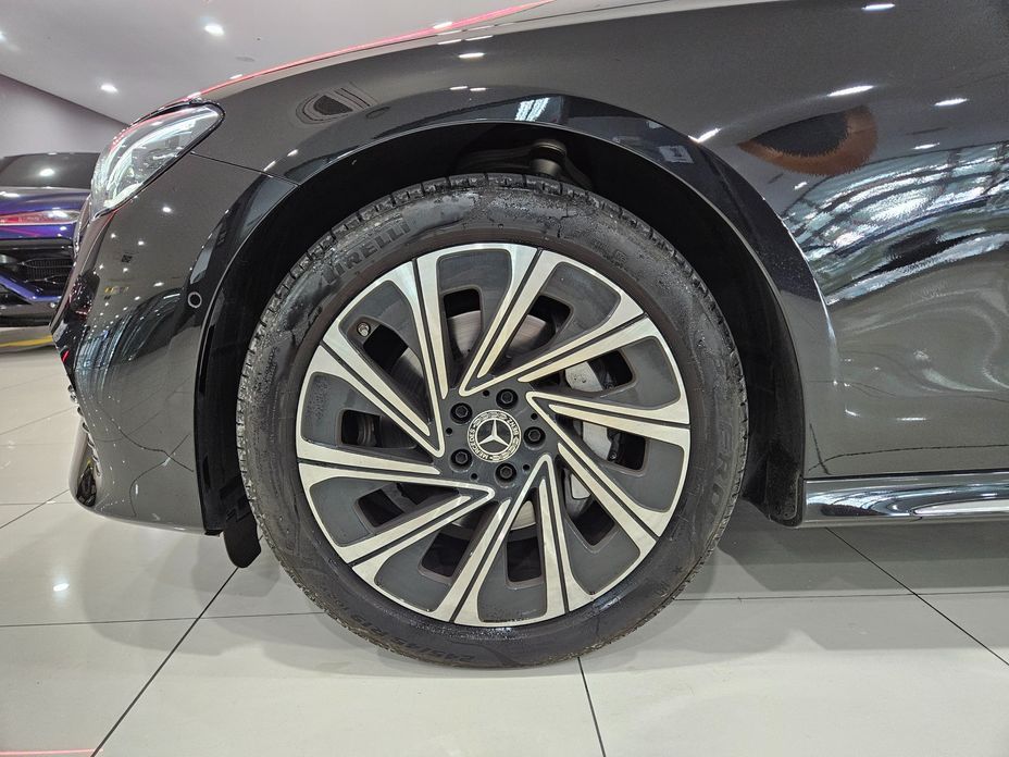 Mercedes-Benz E-Class E300 4MATIC Exclusive, 2025
