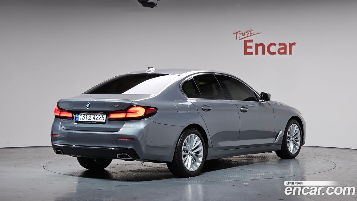 BMW 5-Series 520i Luxury, 2023