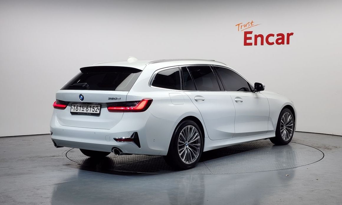 BMW 3-Series 320d Touring Luxury, 2022