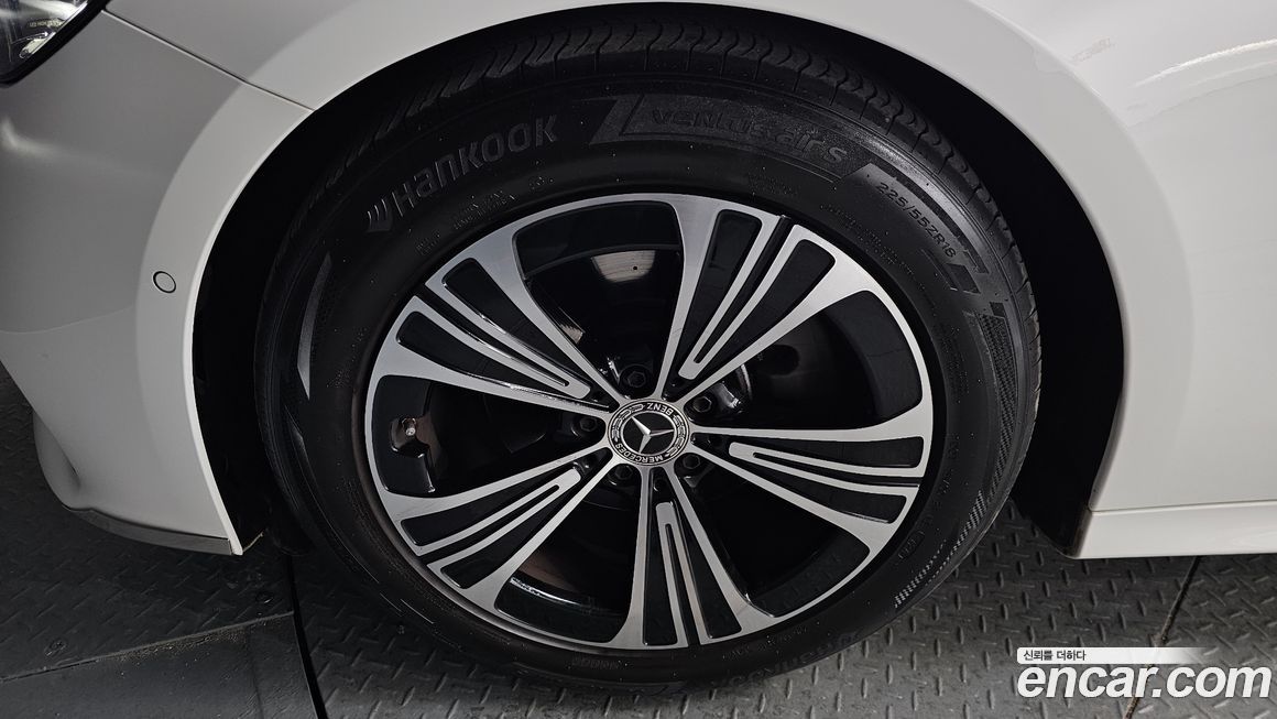 Mercedes-Benz E-Class E200 Avantgarde, 2024