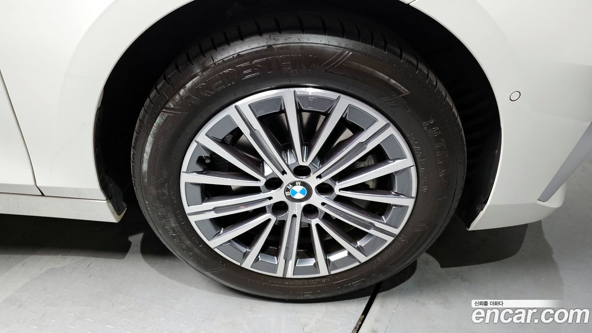 BMW 2-Series 220i Luxury, 2023