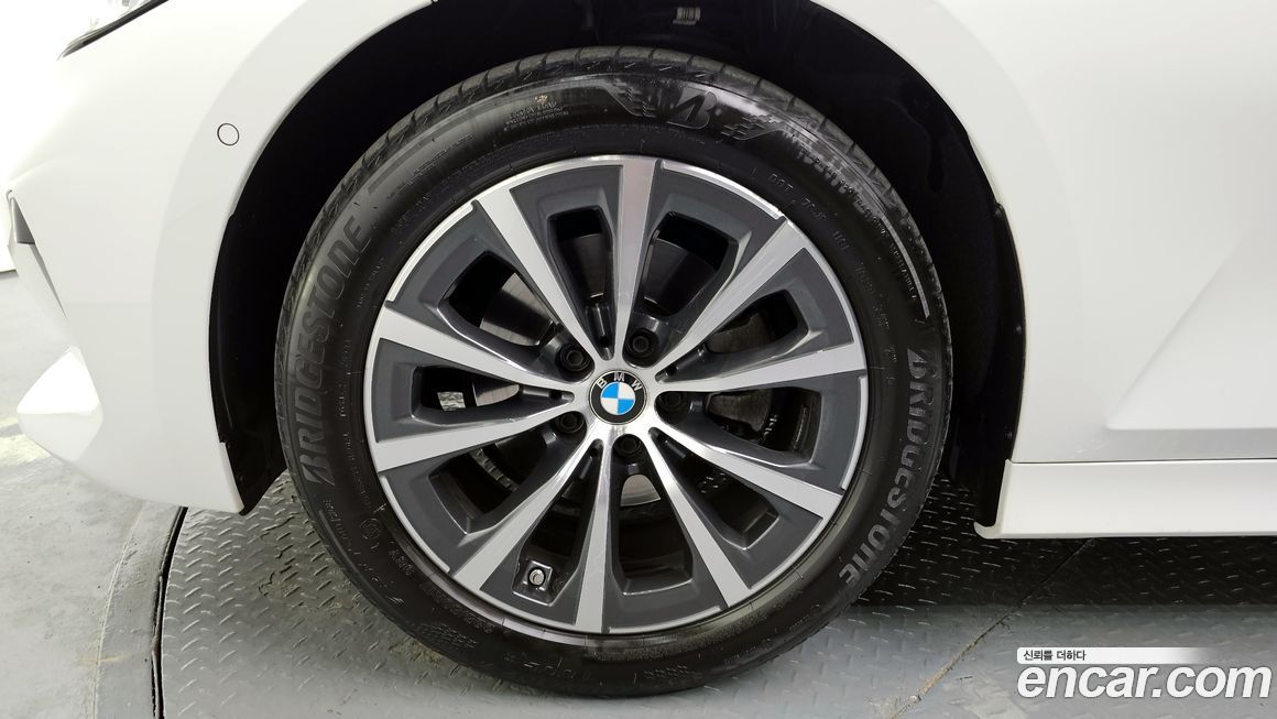 BMW 3-Series 320i Touring, 2023