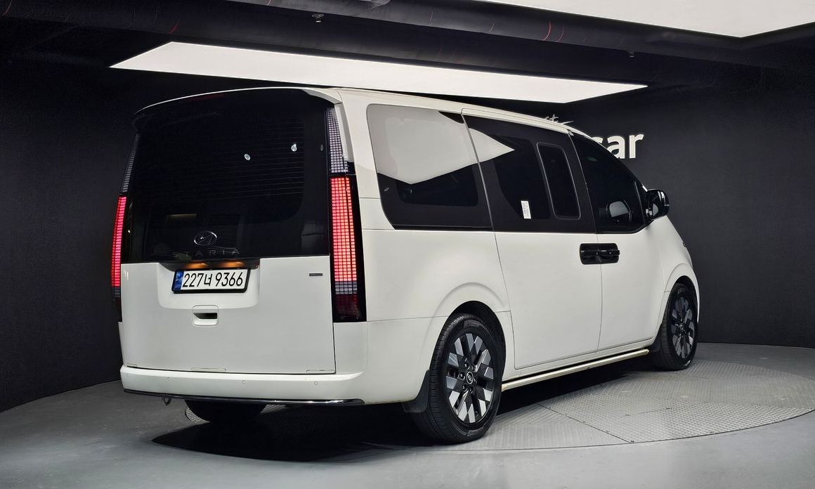 Hyundai Staria 4WD Lounge 9-Seater, 2024