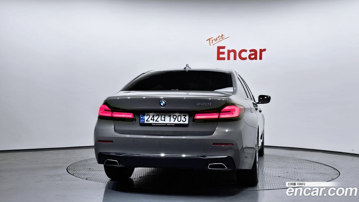 BMW 5-Series 520i Luxury, 2022