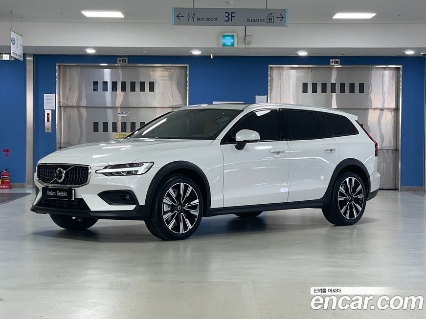 Volvo V60 B5 Ultra AWD, 2025