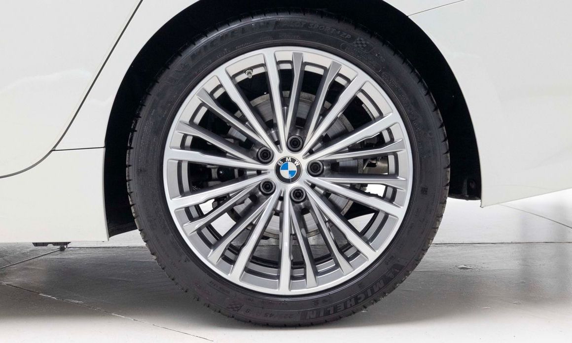 BMW 3-Series 320i Luxury, 2022