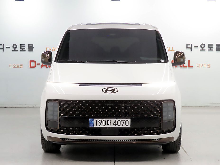 Hyundai Staria 4WD Lounge 9-Seater, 2024