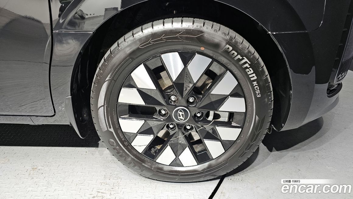 Hyundai Staria 4WD Lounge 9-Seater, 2025