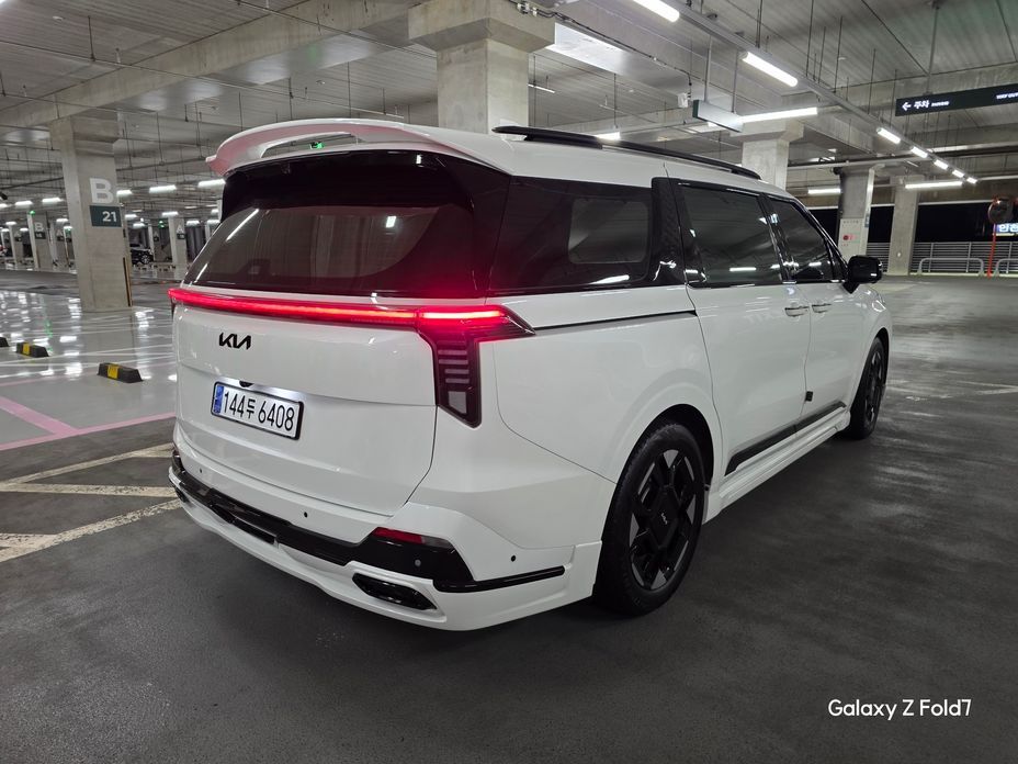 Kia Carnival 9-Seater Signature, 2024