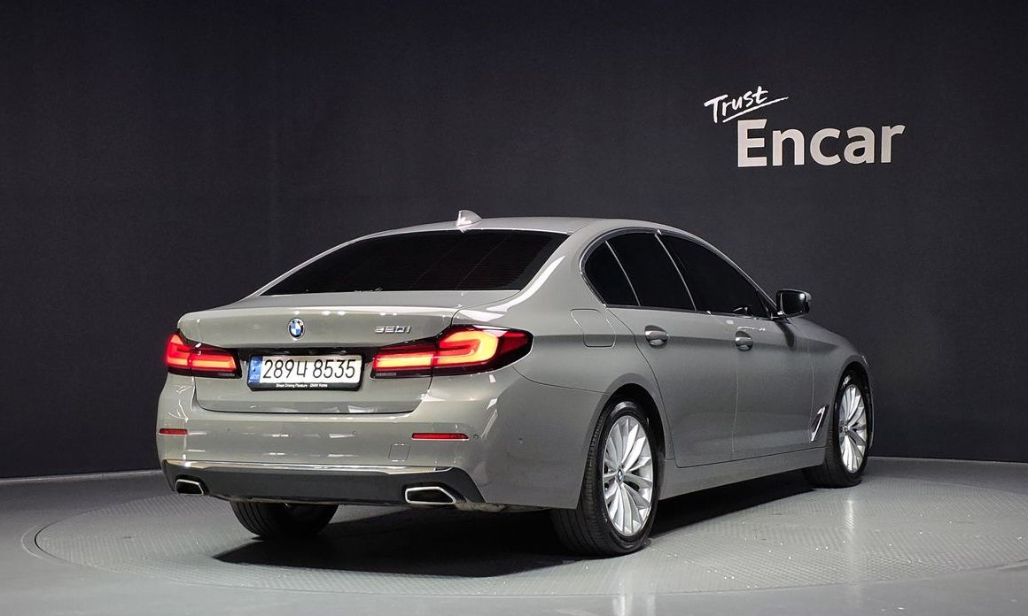 BMW 5-Series 520i Luxury, 2022
