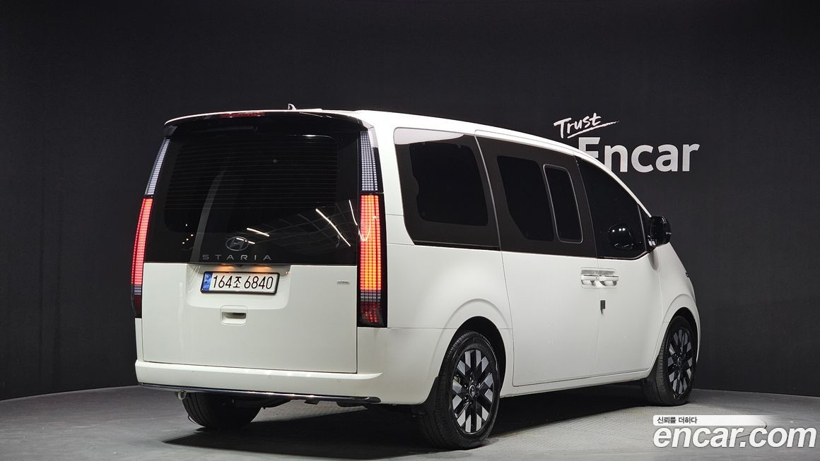 Hyundai Staria 4WD Lounge 9-Seater, 2025
