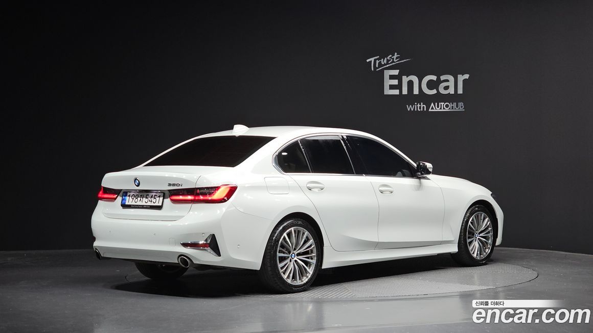 BMW 3-Series 320i Luxury, 2022