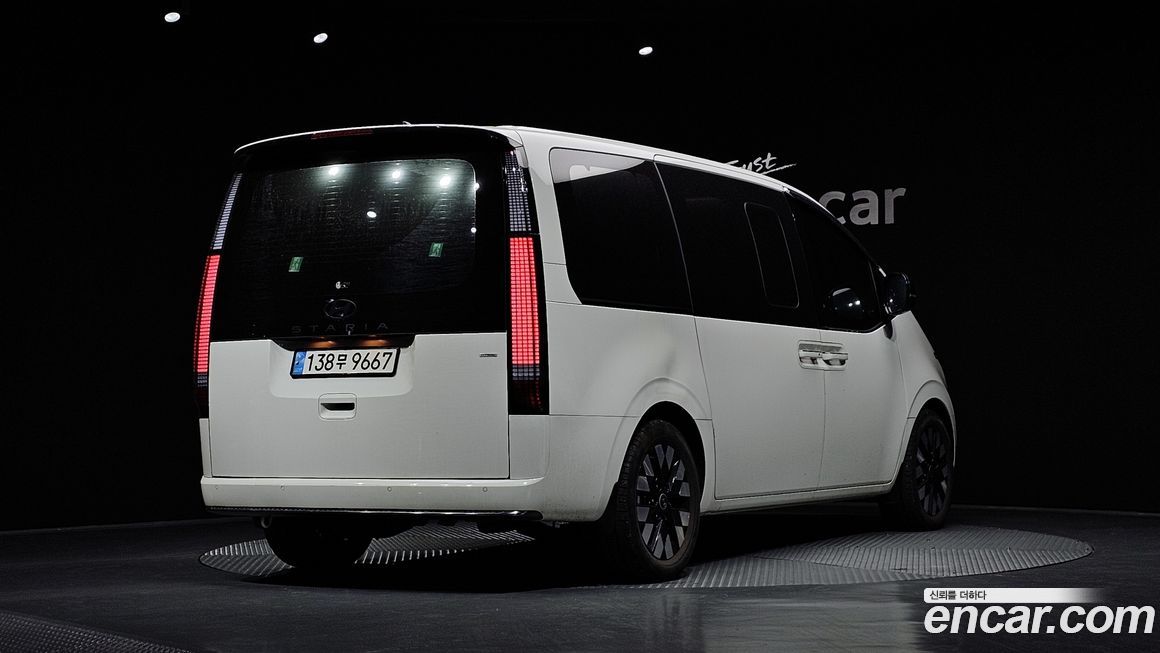Hyundai Staria 4WD Lounge 9-Seater, 2025