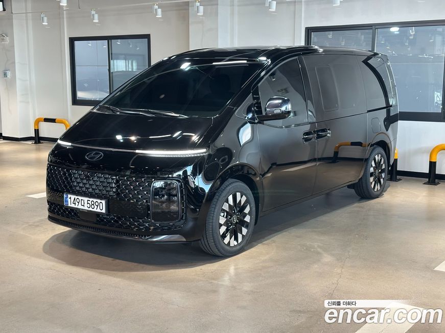 Hyundai Staria 4WD Lounge 7-Seater, 2025