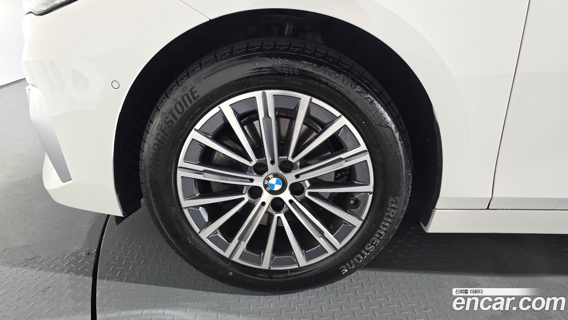 BMW 2-Series 220i Luxury, 2023