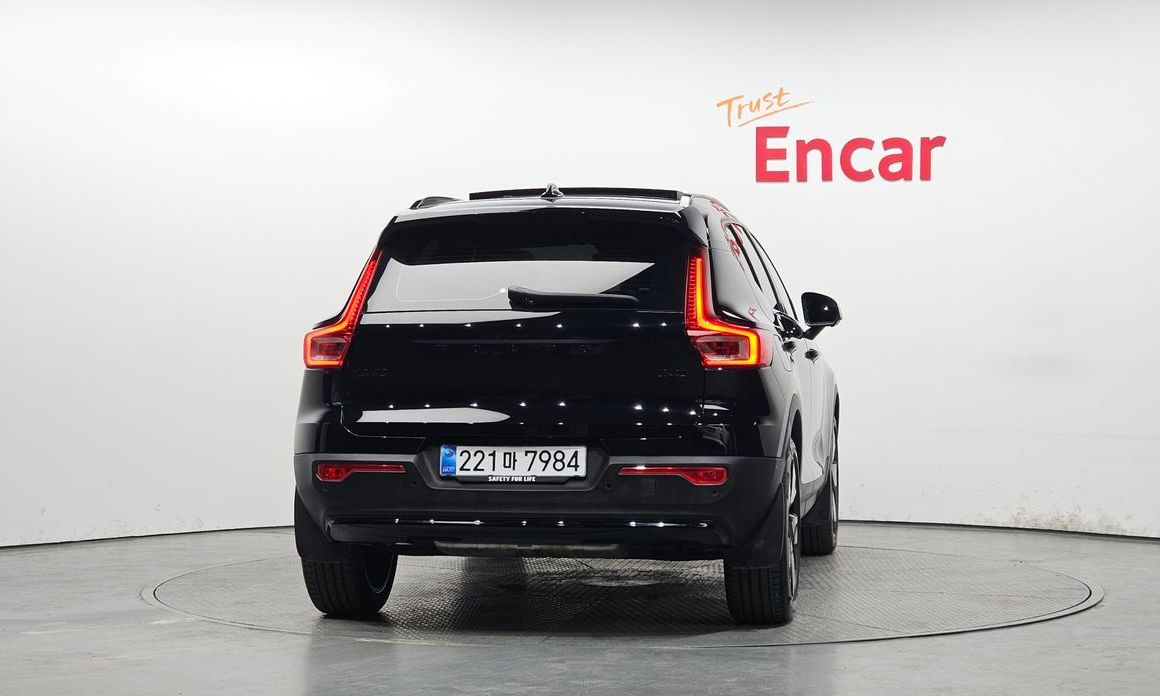 Volvo XC40 B4 Black Edition, 2025