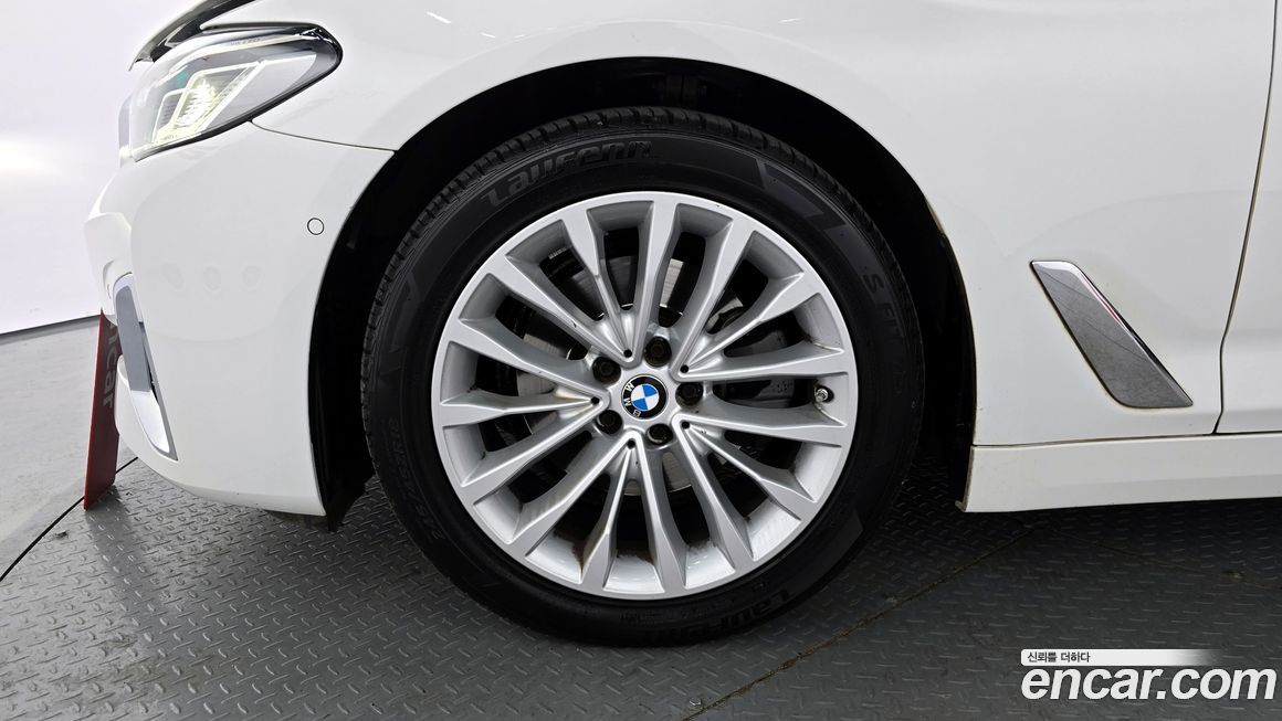 BMW 5-Series 520i Luxury, 2023
