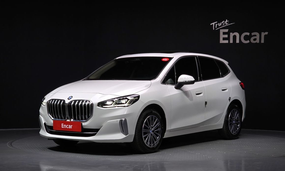 BMW 2-Series 220i Luxury, 2024