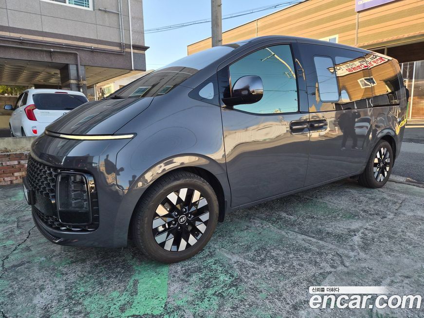 Hyundai Staria 4WD Lounge 9-Seater, 2025