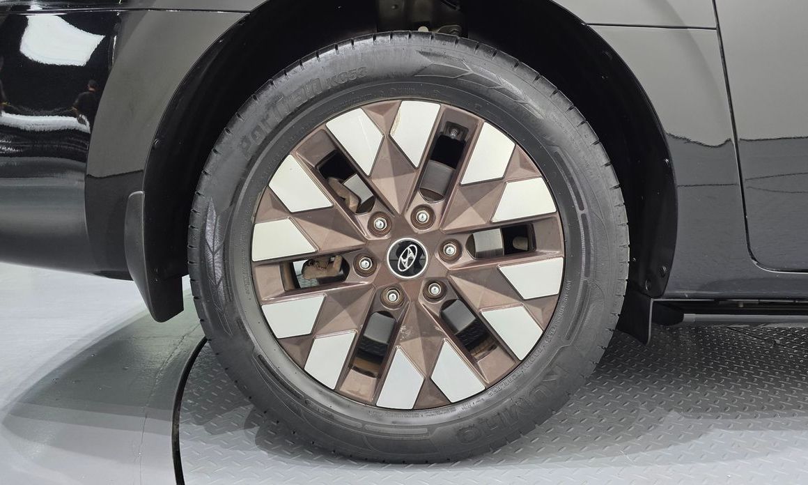Hyundai Staria 4WD Lounge 7-Seater, 2022