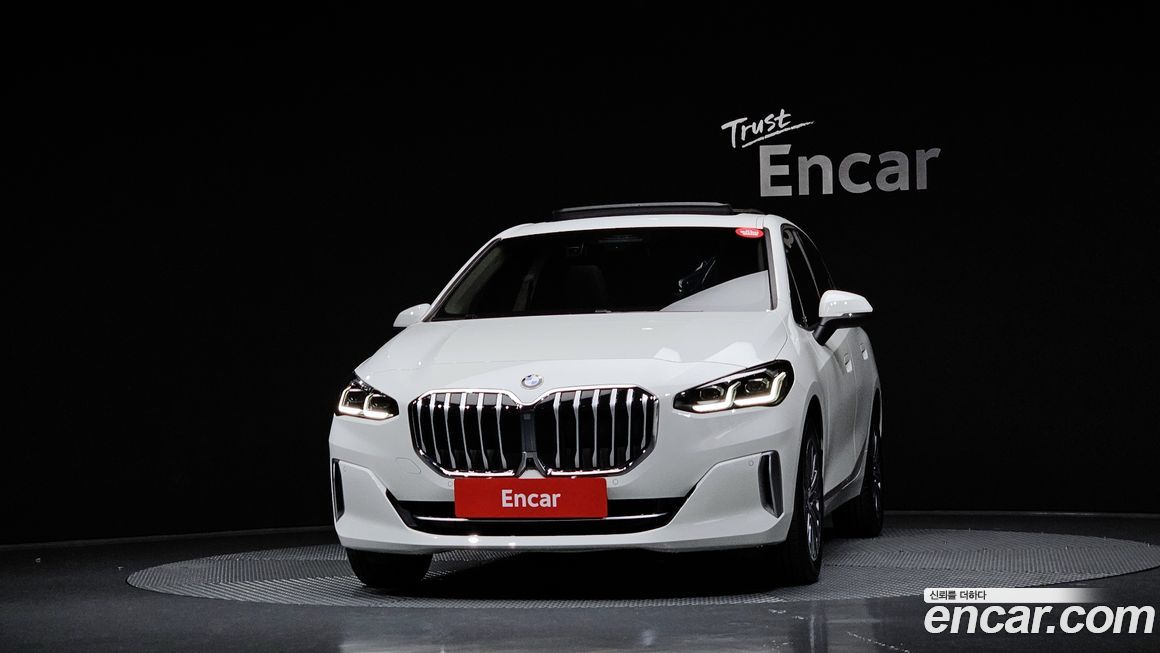 BMW 2-Series 220i Luxury, 2023