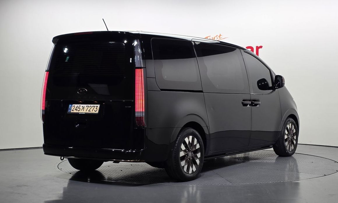 Hyundai Staria 4WD Lounge 7-Seater, 2022