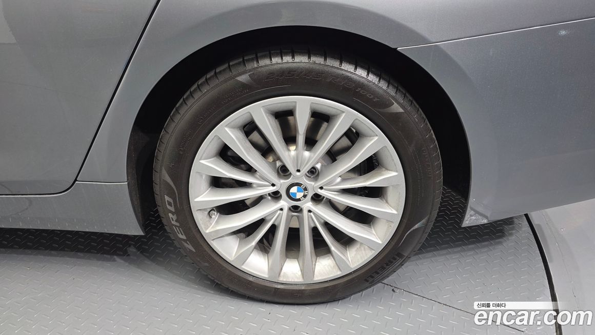 BMW 5-Series 520i Luxury, 2023