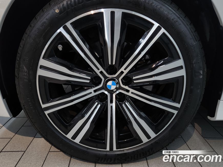 BMW 3-Series 320i, 2025