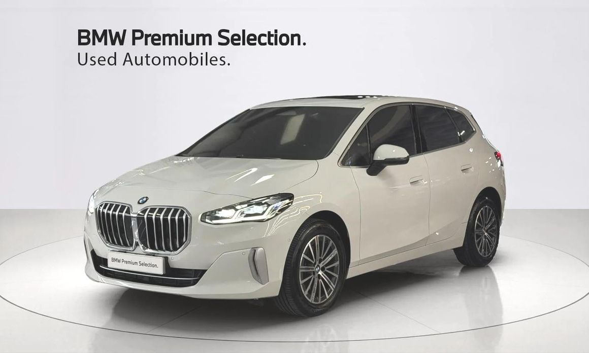 BMW 2-Series 220i Luxury, 2024